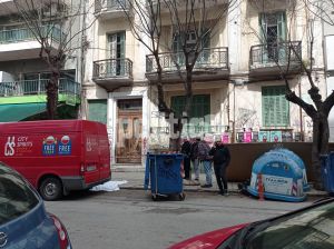 Θεσσαλονίκη: Νεκρή γυναίκα που έπεσε από ταράτσα πολυκατοικίας