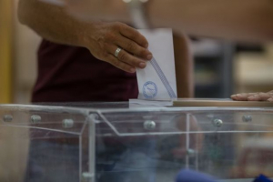 Μείωση της διαφοράς ΝΔ - ΣΥΡΙΖΑ δείχνει νέα δημοσκόπηση