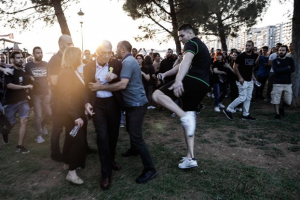 Μαινόμενο πλήθος χτύπησε τον Γιάννη Μπουτάρη σε εκδήλωση για τη Γενοκτονία των Ποντίων