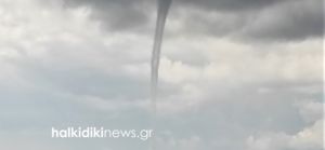 Χαλκιδική: Εντυπωσιακός υδροστρόβιλος στον Τορωναίο – Δείτε το βίντεο