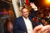 Θεσσαλονίκη: Χορός και τραγούδι έξω από το εκλογικό κέντρο του Στέλιου Αγγελούδη (ΦΩΤΟ &amp; ΒΙΝΤΕΟ)