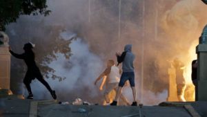 DW: Γιατί οι Σέρβοι βγαίνουν στους δρόμους;