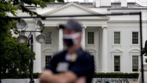 ΗΠΑ: Συνελήφθησαν ψευδοϊερέας και οι γιοι του - Πουλούσαν τοξικό διάλυμα ως φάρμακο για κορωνοϊό
