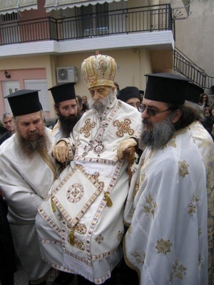 Καθιστός στο θρόνο του κηδεύτηκε ο επίσκοπος Φθιώτιδος Καλλίνικος