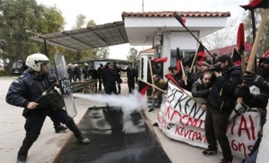 Κόρινθος: Ένταση με μετανάστες που ανέβηκαν στη στέγη του κέντρου κράτησης