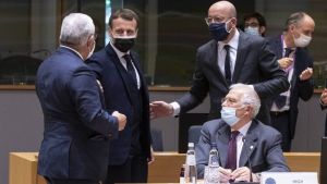 Γαλλία: «Πολύ πιθανόν» ο Εμ. Μακρόν να μολύνθηκε κατά τη διάρκεια της συνόδου κορυφής της ΕΕ