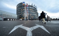 Η Ευρωβουλή καλεί τις χώρες-μέλη να επιταχύνουν τη μετεγκατάσταση προσφύγων