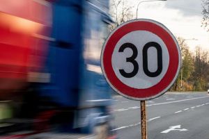 Προσοχή τα πρόστιμα τσούζουν - Στα 30 το όριο εντός κατοικημένης περιοχής