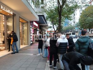 Θεσσαλονίκη – Black Friday: Ουρές σε πολυκαταστήματα και αρκετά αυξημένη κίνηση (pics &amp; vid)