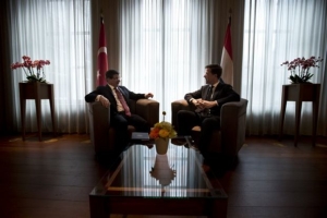 Νταβούτογλου: Υποκριτές όσοι καλούν την Άγκυρα να ανοίξει τα σύνορά της