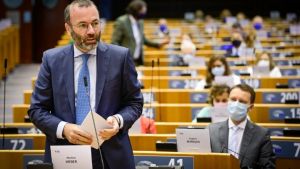 Έντονα επικρίνει την Ουγγαρία και την Πολωνία για την απειλή τους να θέσουν βέτο στον προϋπολογισμό της ΕΕ, ο επικεφαλής του ΕΛΚ, Mάνφρεντ Βέμπερ