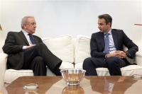 Συνάντηση Μητσοτάκη - Αβραμόπουλου για το προσφυγικό