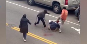 Άγριος ξυλοδαρμός με ρόπαλο για μια θέση πάρκινγκ – Προσοχή σκληρό βίντεο