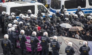 «Μπαρούτι» έξω από το συνέδριο του γερμανικού AfD