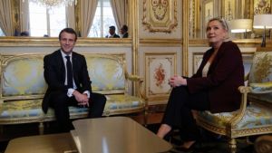 Γαλλία – Δημοσκόπηση: Ο Μακρόν κερδίζει τη Λεπέν και παραμένει στη προεδρία