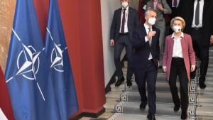 Ο Γ.Γ. του ΝΑΤΟ μετά την επικοινωνία με φον ντερ Λάιεν: Σημαντικό να διατηρηθεί ο στενός συντονισμός ΝΑΤΟ-ΕΕ στο ζήτημα Ρωσίας-Ουκρανίας