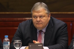 Βενιζέλος: Οχι ίσες αποστάσεις αλλά καθαρό προγραμματικό λόγο