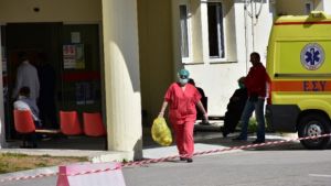 Κορωνοϊός: Οι Έλληνες χειροκρότησαν στα μπαλκόνια τους γιατρούς που δίνουν μάχη (VIDEO)