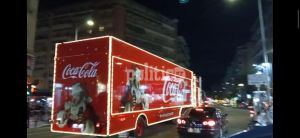 Το εμβληματικό χριστουγεννιάτικο φορτηγό της Coca-Cola έφτασε στη Θεσσαλονίκη! (vid)