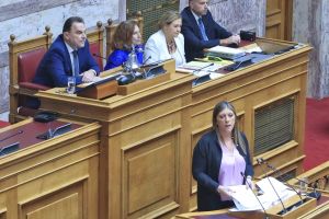 Ο Αντιπρόεδρος της Βουλής Γ. Γεωργαντάς κατέβασε επεισοδιακά από το βήμα την Ζ. Κωνσταντοπούλου (ΒΙΝΤΕΟ)
