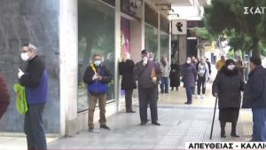Ουρές και σήμερα στις τράπεζες πριν ακόμη ανοίξουν
