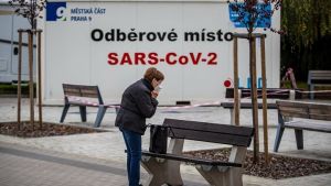 Covid-19: Αναμολύνσεις: μια χούφτα περιστατικά, πλειάδα ερωτηματικών