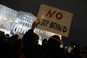 Δεκάδες χιλιάδες κόσμου στο Σύνταγμα διαδηλώνουν κατά της λιτότητας ζητώντας «ανάσα αξιοπρέπειας»