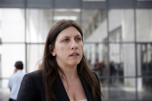 Συμβολαιογράφοι κατά Ζωής Κωνσταντοπούλου για πλειστηριασμό
