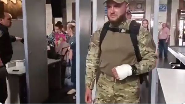 Ουκρανία: Δείτε πώς αντέδρασαν πολίτες μόλις είδαν τραυματισμένους στρατιώτες μέσα στο μετρό