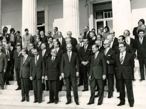 <div>Καραμανλής - Αρχεία '74: «Αν είχομεν κατορθώσει να αναθεωρήσωμεν το Σύνταγμα, η Δημοκρατία δεν θα έπιπτεν»</div>