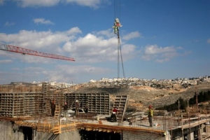 Το Ισραήλ συνεχίζει ακάθεκτο με χιλιάδες εποικισμούς στη Δυτική Όχθη