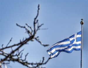 Κατέβασε την ελληνική σημαία από μνημείο Πεσόντων και την έριξε στο έδαφος