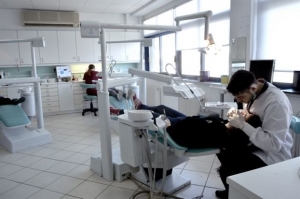 Προς λύση το ζήτημα των πανεπιστημιακών οδοντιάτρων