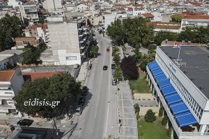 Εξασφαλίζοντας θέση στάθμευσης με τούβλα, τενεκέδες , γλάστρες...