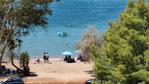 Επιχείρηση απομάκρυνσης αυθαίρετου εξοπλισμού στις παραλίες Πολύχρονου και Καλλιθέας