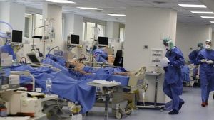 Ευρώπη: Τα συστήματα υγείας πολλών χωρών δέχονται τεράστια πίεση λόγω της «Όμικρον» – Οι πολιτικές που ακολουθούν