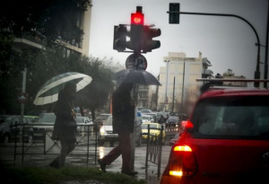 Βροχές, καταιγίδες και χιόνια στα ορεινά - Σε πτώση η θερμοκρασία σε όλη τη χώρα