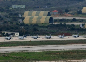 Παραδοσιακό γλέντι μετά την πορεία διαμαρτυρίας έξω από τη Σούδα