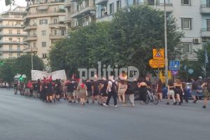 Θεσσαλονίκη: Αναρχικοί πραγματοποιούν πορεία στο κέντρο