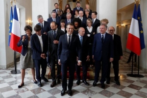Μακρόν: Κυβέρνηση με 22 υπουργούς και «κόφτης» στους συνεργάτες
