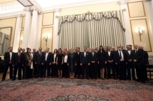 Public Issue: Δυσαρεστημένοι οι πολίτες από κυβέρνηση και αντιπολίτευση