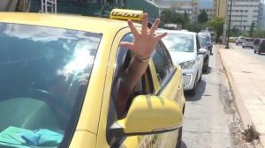 Κάθε μούντζα και… 100€ – Πως σχολιάζουν οι Θεσσαλονικείς το νέο μέτρο του ΚΟΚ