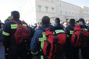Υπερψηφίστηκε η τροπολογία για τους συμβασιούχους πυροσβέστες