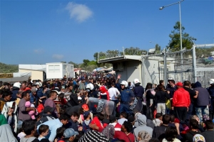 Απόπειρα βιασμού από πρόσφυγες κατήγγειλε αμερικανίδα εθελόντρια