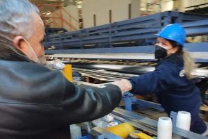Κοντά σε εργαζόμενες ο Γιώργος Φραγγίδης