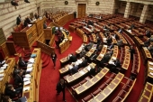 Βουλή: Ψηφίσθηκε το νομοσχέδιο για επανέλεγχο συμβάσεων αορίστου χρόνου