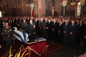 Πλήθος κόσμου στην κηδεία του Γιάννη Χαραλαμπόπουλου