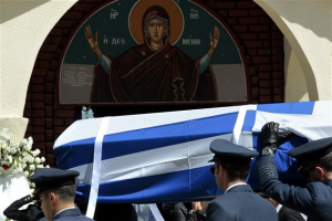 Θρήνος στην κηδεία του σμηναγού Γιώργου Μπαλταδώρου