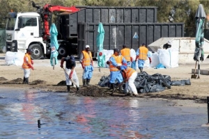 Μέτρα για τις ζημιές από την πετρελαιοκηλίδα ζητά ΓΣΕΒΕΕ