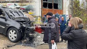 «Αφού δεν καήκαμε εμείς όλα καλά» – Η αντίδραση ζευγαριού που βρήκε καμένο το ΙΧ του (pics)